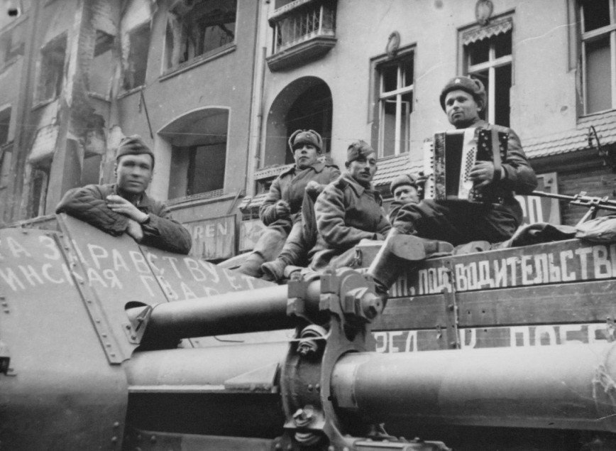 Фото военных лет 1945. Берлин, май 1945. Девятого мая Берлин 1945. Советские солдаты в Берлине 1945 года.