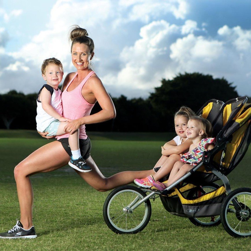 Картинка спортивные мамы. Спортивные молодые мамы. Молодые мамы с колясками. Спортивная мама с ребенком. Спорт дети.
