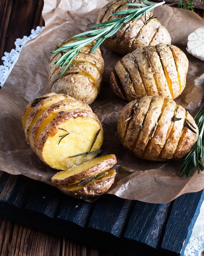 Как быстро и вкусно запечь картофель к новогоднему столу