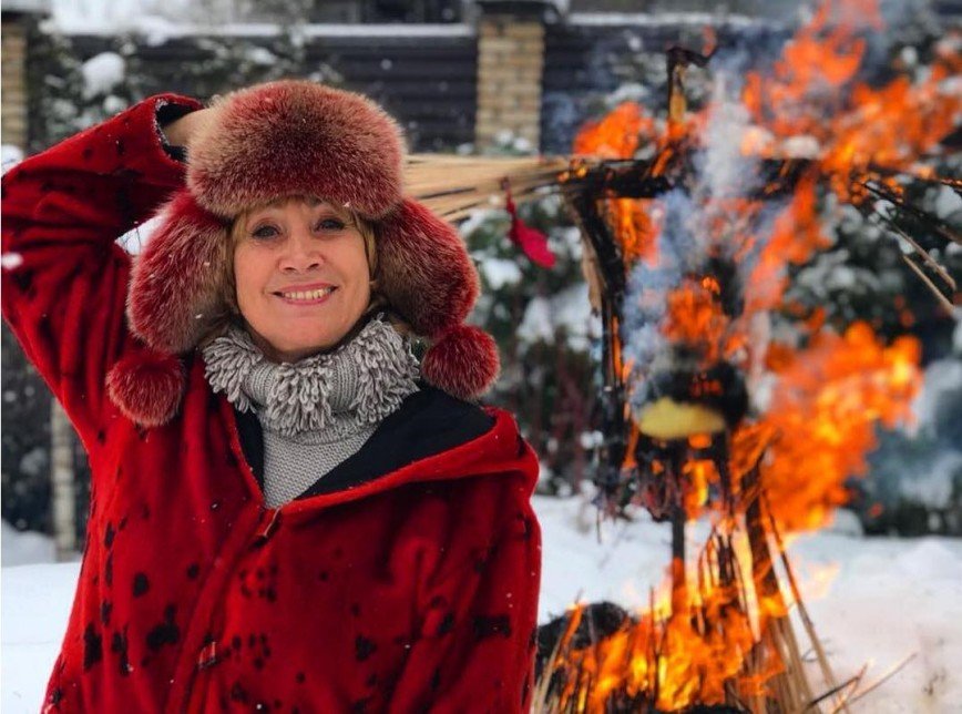 «Что шубка, что щечки - розочки»: Лариса Копенкина в снегу очаровала подписчиков