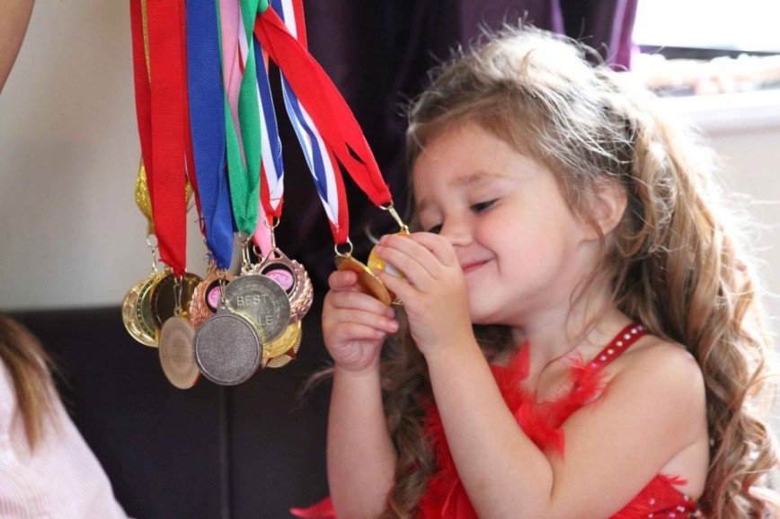 Трехлетняя Белла Фергюсон обожает конкурсы красоты