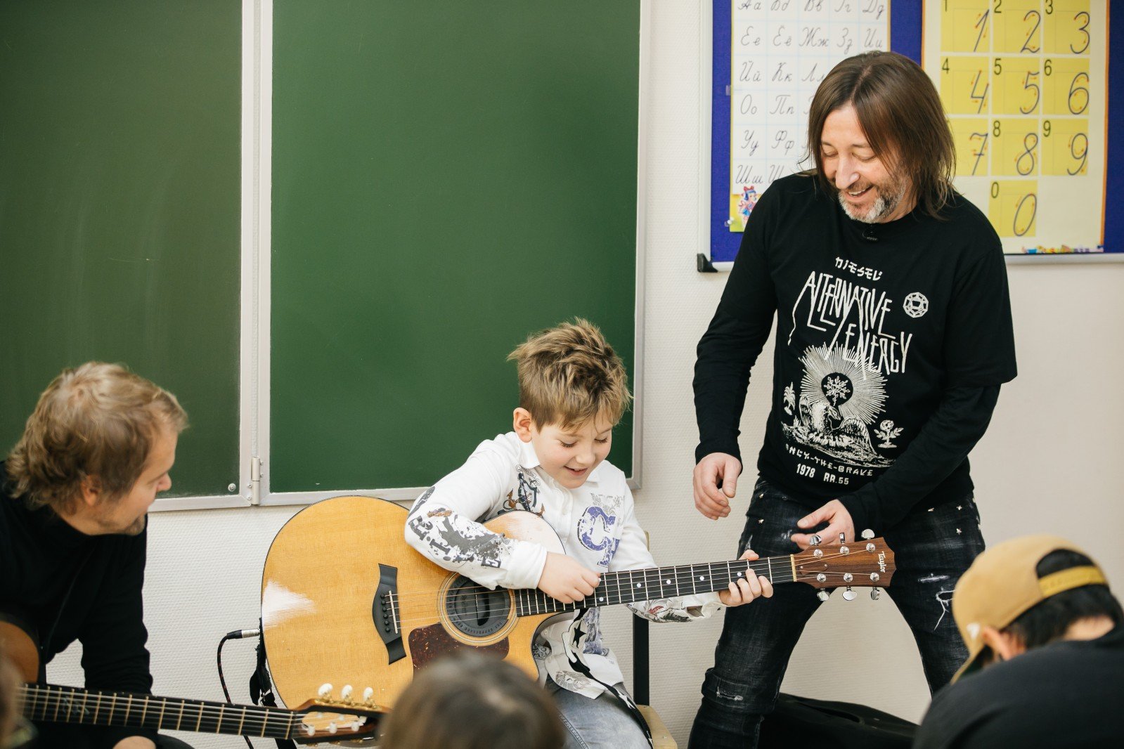 Шура Би-2 научил своих детей и их одноклассников играть на гитаре