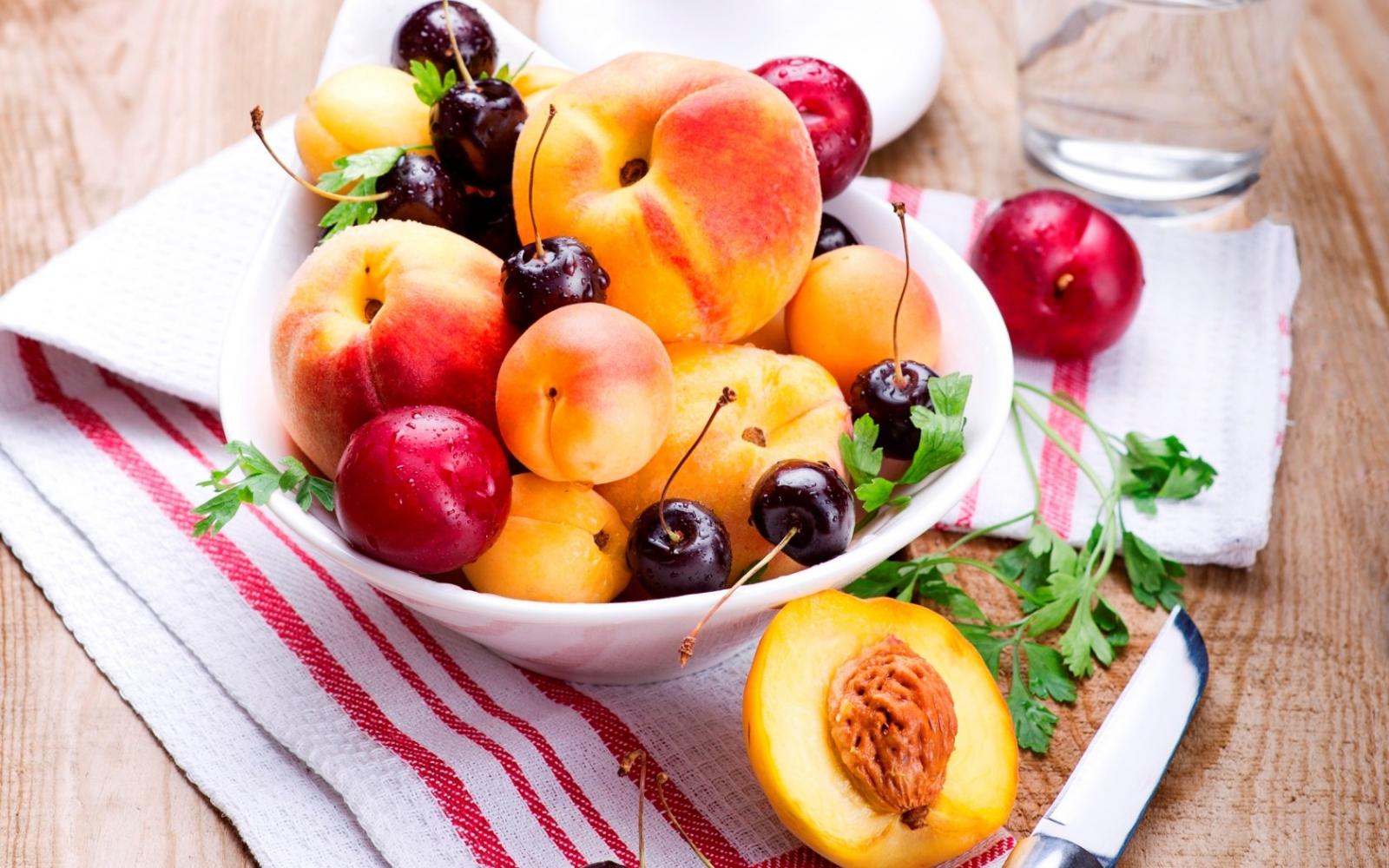 Фрукты и ягоды содержат антиоксиданты и помогут работе мозга