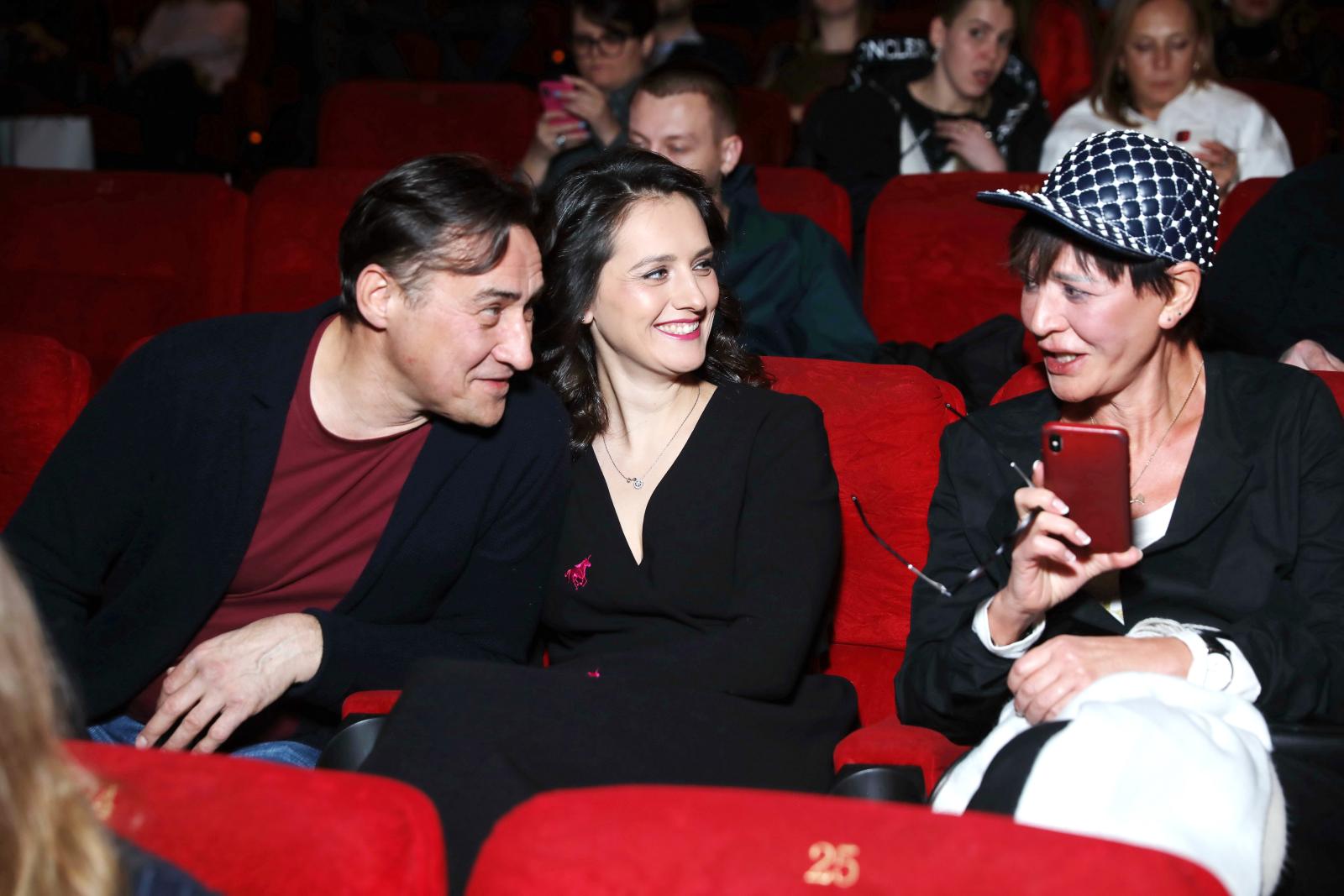 Камиль Ларин с супругой, Ирина Хакамада на премьере «Джентльменов» Гая Ричи