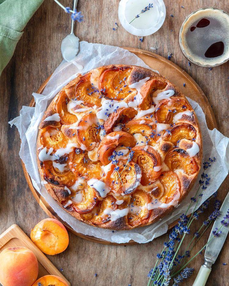 Для эстетов! Готовим пирог с абрикосами, грецкими орехами и лавандой