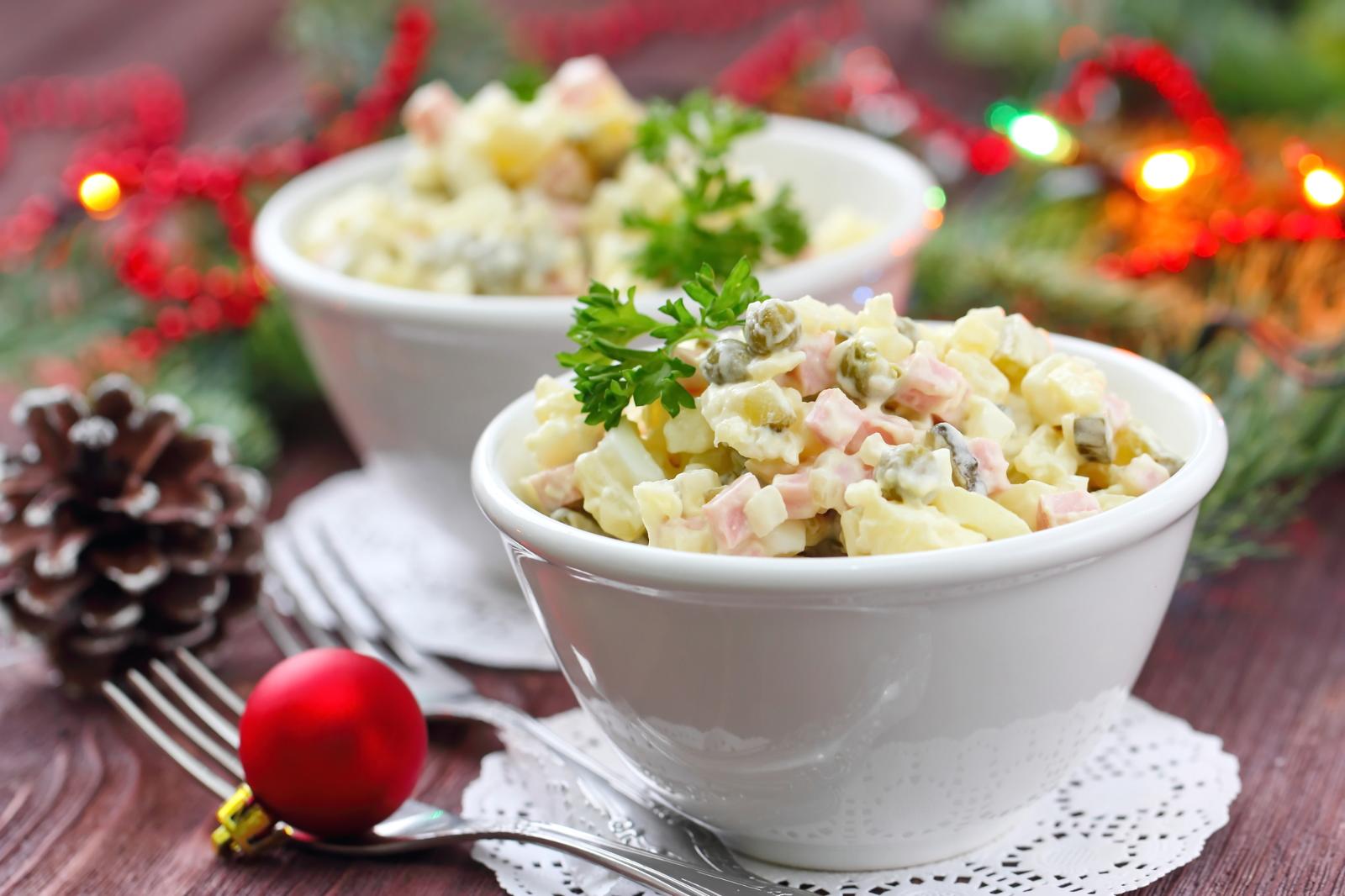 Салат оливье! 3 рецепта главного новогоднего блюда с крабами, раковыми шейками или языком