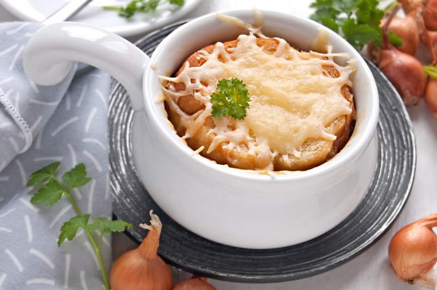 Выпытал у повара: Антон Привольнов разузнал секрет французского лукового супа