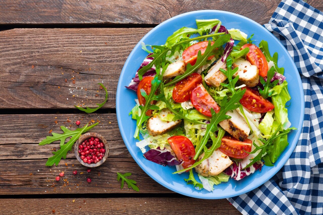 Зимняя еда: пять рецептов теплых салатов с мясом
