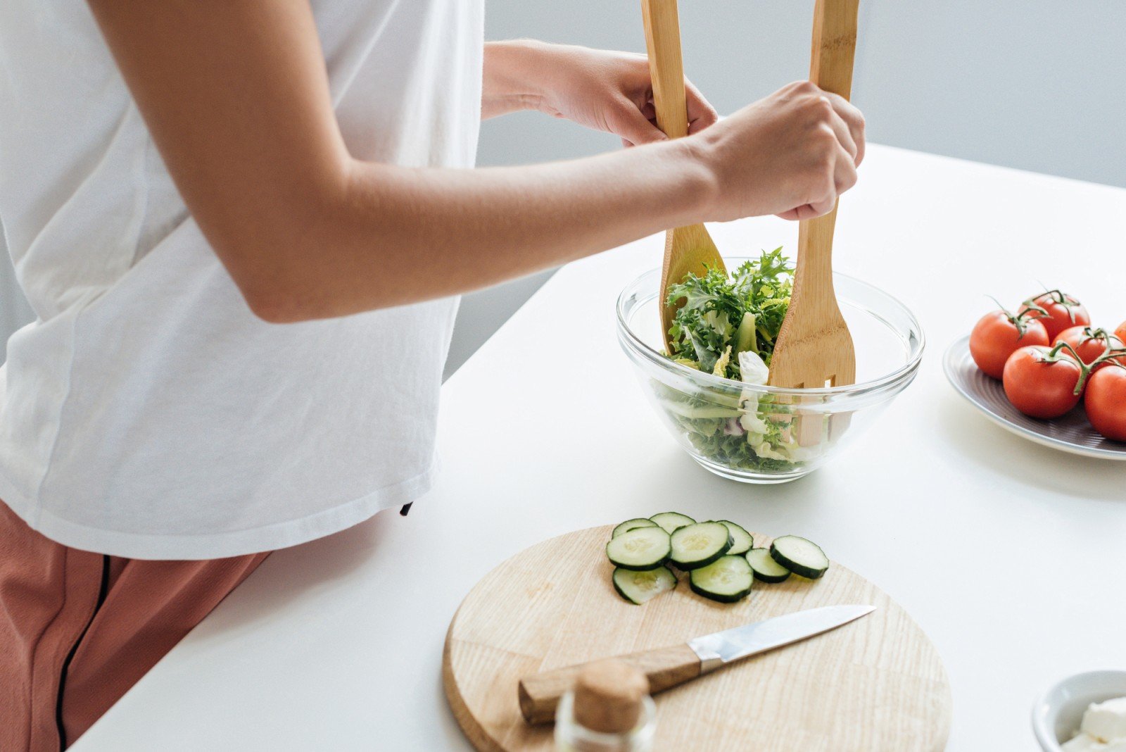 Вкусно и без вреда для талии: три рецепта полезных летних салатов