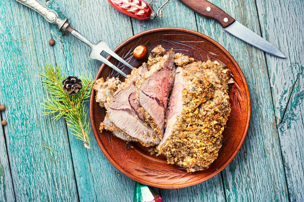 Ростбиф, баранья нога в соли и свиной рулет: подаем мясо к новогоднему столу