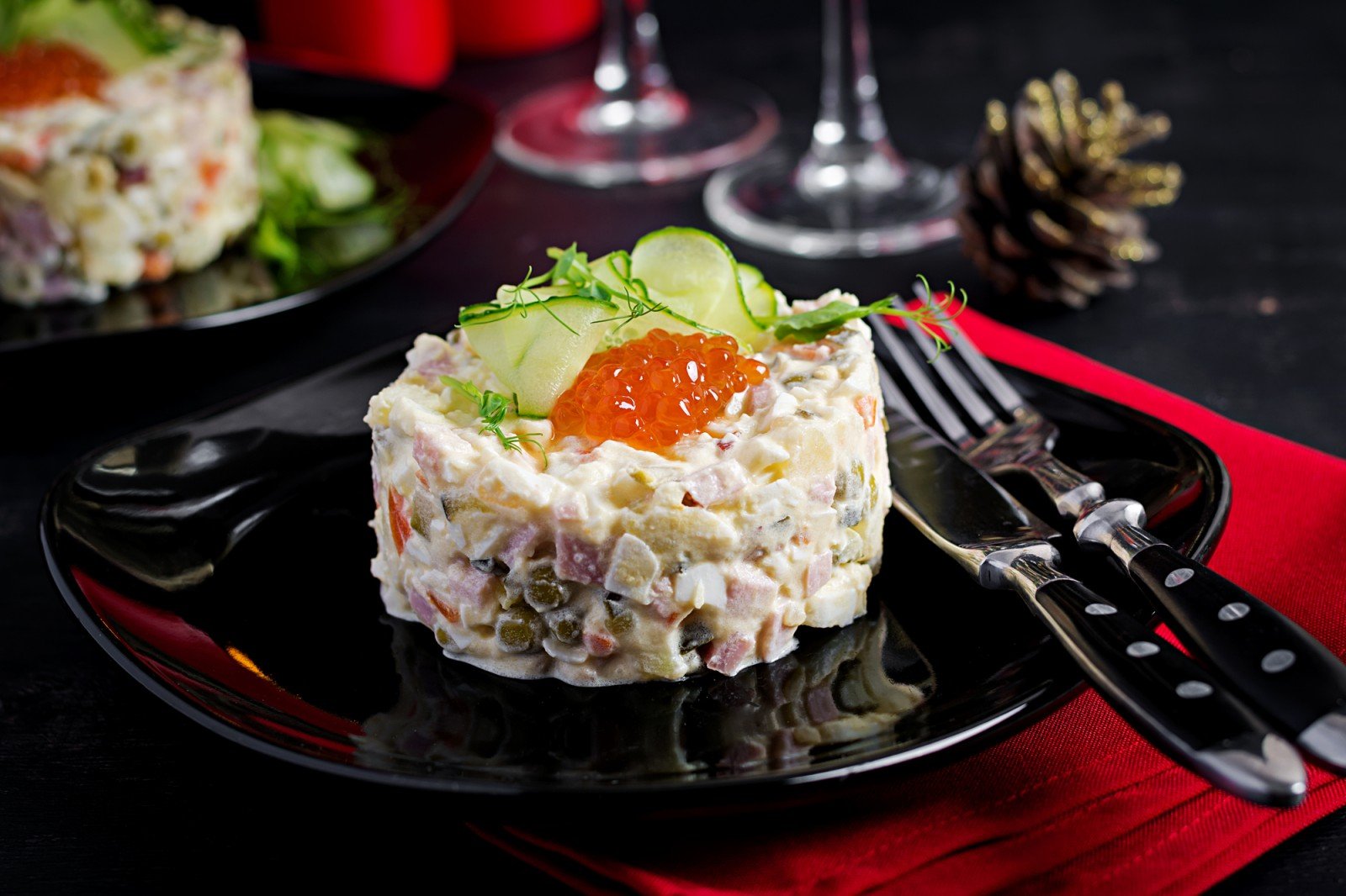 Оливье для дорогих гостей: готовим классический салат с самыми изысканными ингредиентами
