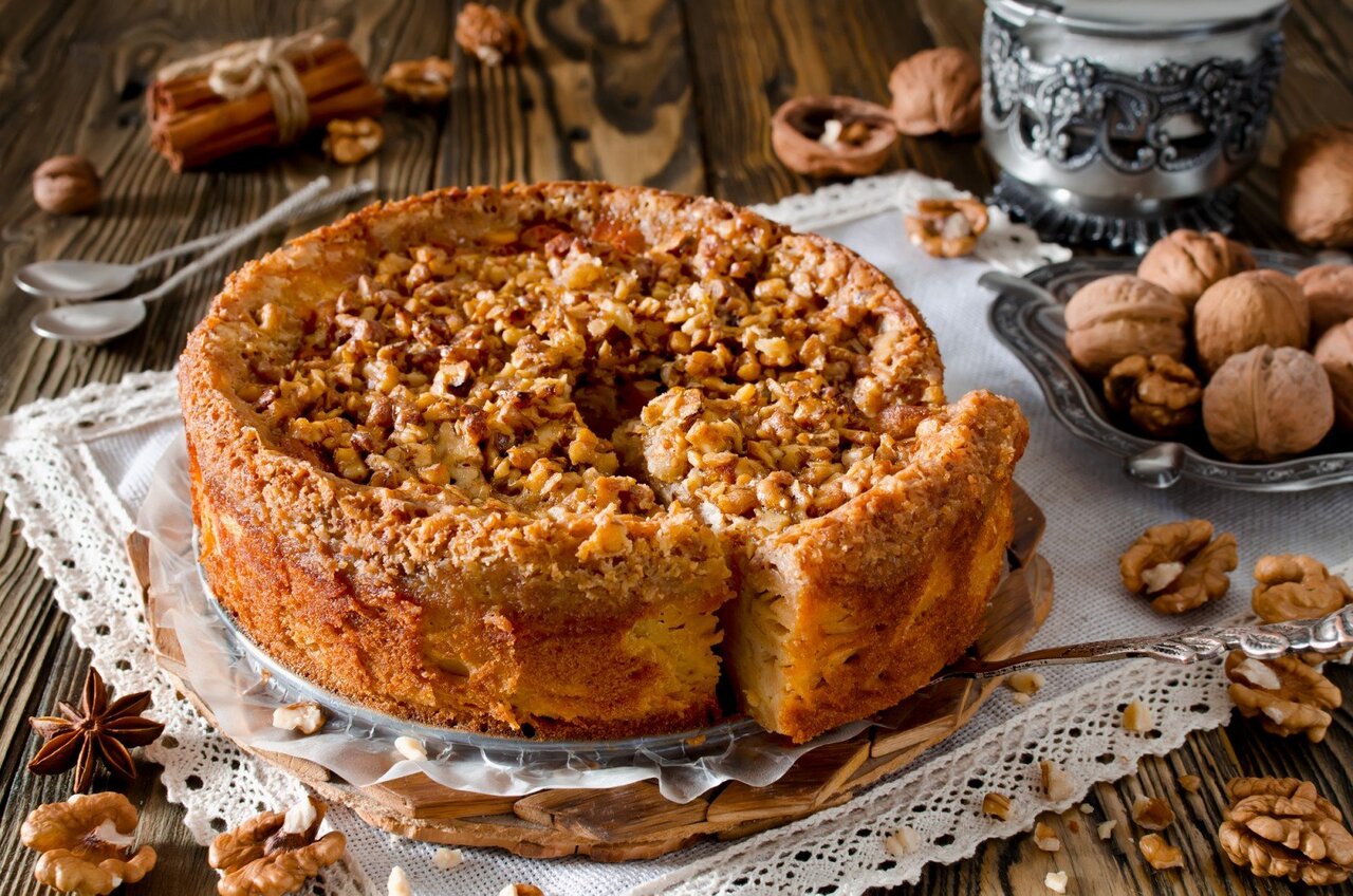 Яблочный пирог с орехами и специями: рецепт от семейства Тутты Ларсен