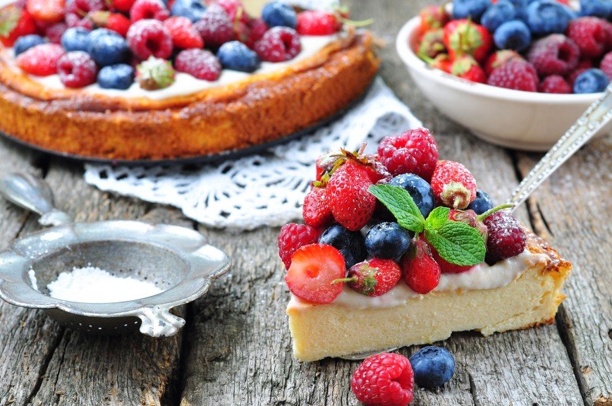Добавь лета: рецепты творожных запеканок с ягодами и фруктами