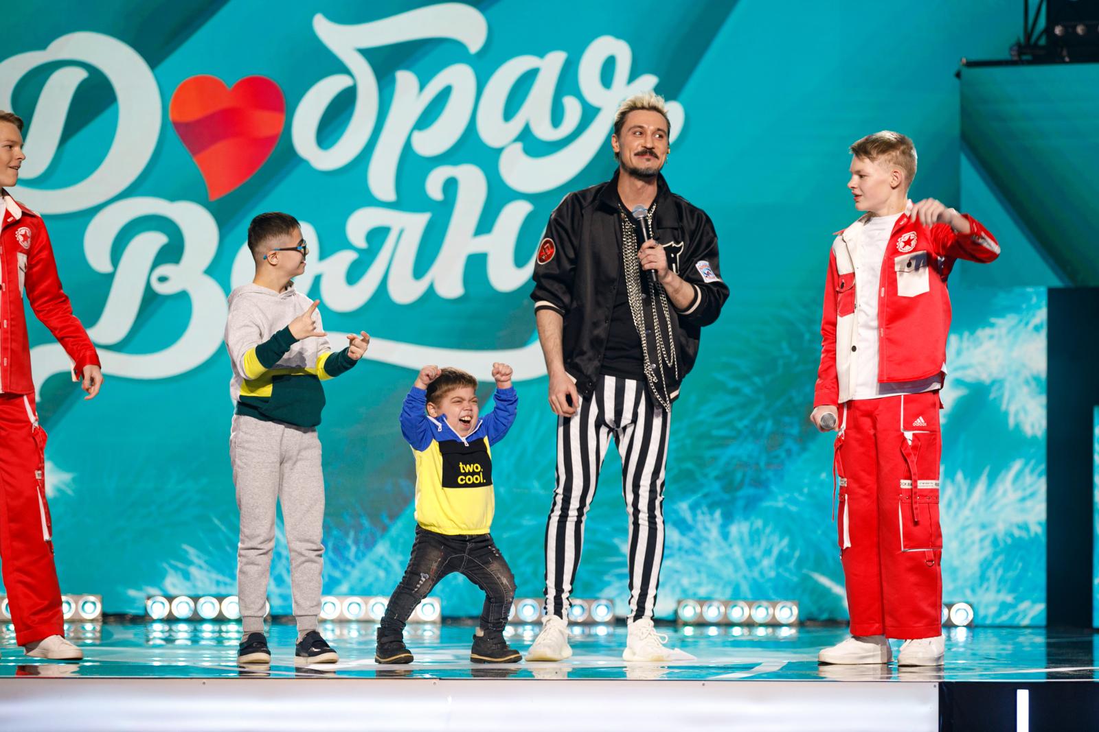Дима Билан в полосатых брюках и стильная Анжелика Варум: как прошел фестиваль детского творчества «Добрая волна»