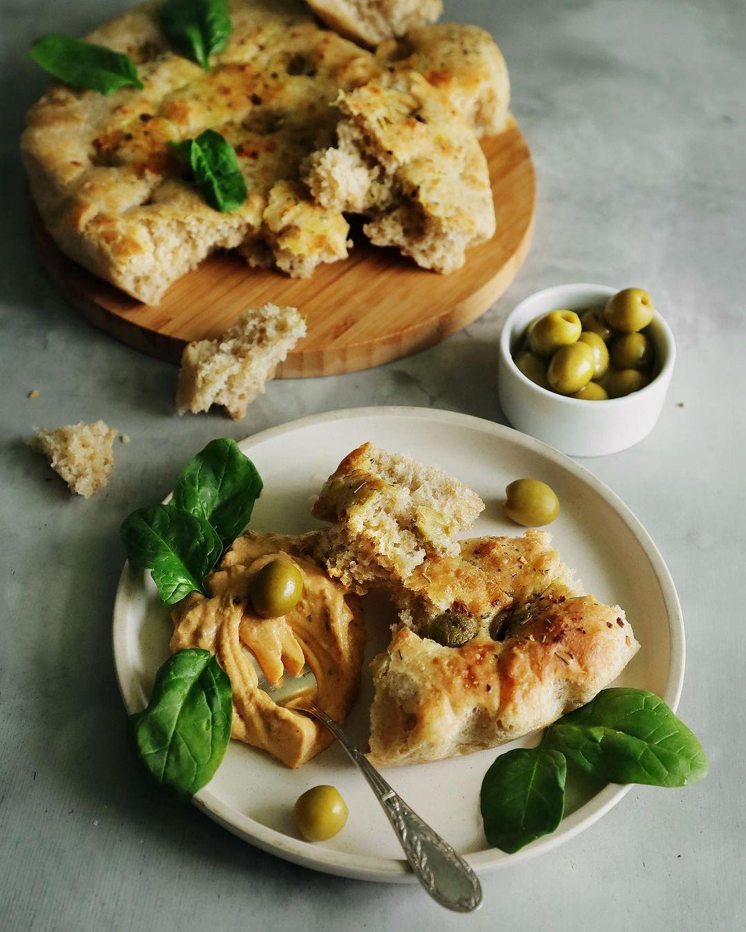 К хумусу и сливочному сыру: готовим фокаччу с оливками