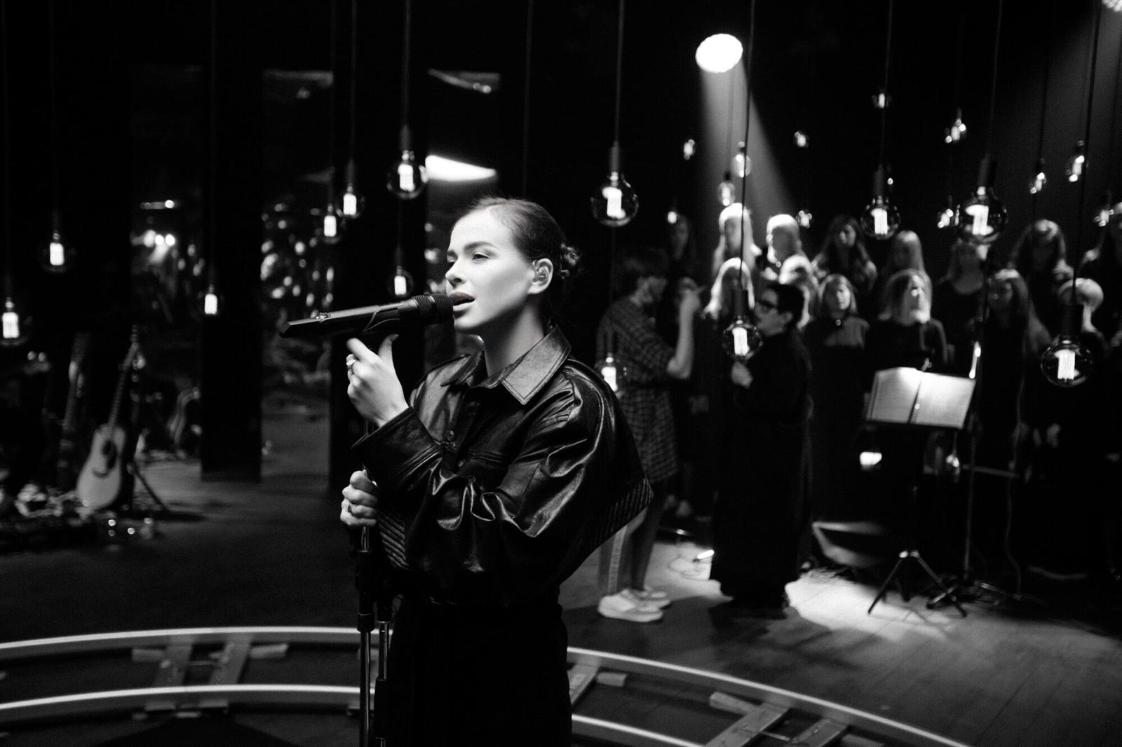 Елена Темникова исполнила в шоу LAB новый трек «Лунная ночь» и спела колыбельную 