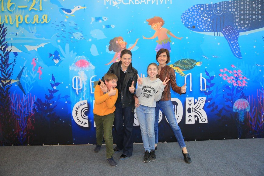 Юлия Галкина с сыном Михаилом и Анна Озар с дочкой Кирой