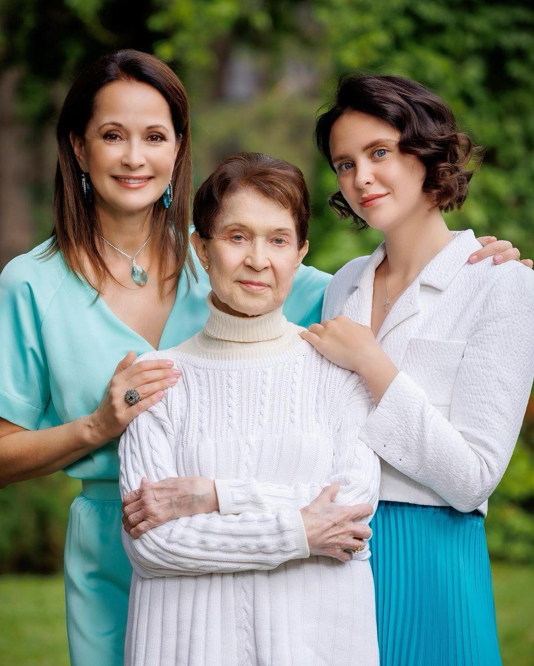Ольга Кабо с мамой и дочерью/ соцсети