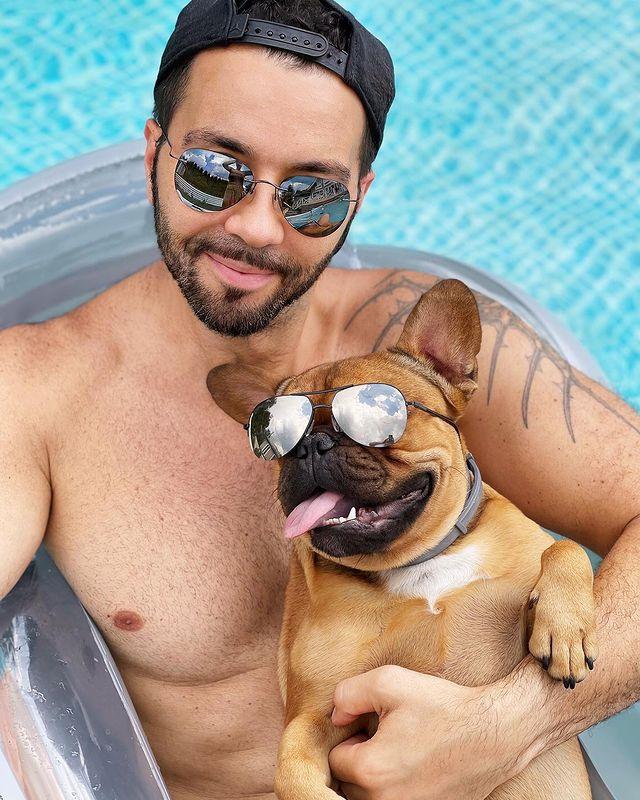 Красавцы на стиле! Как Денис Клявер проводит жаркое лето с псом в бассейне