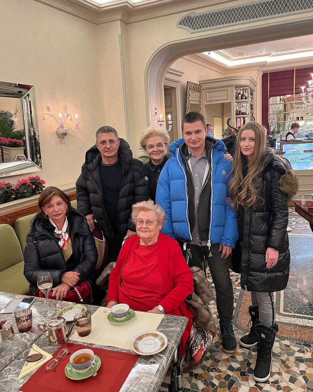 Елена Малышева с мамой, Александр Мясников с семьей