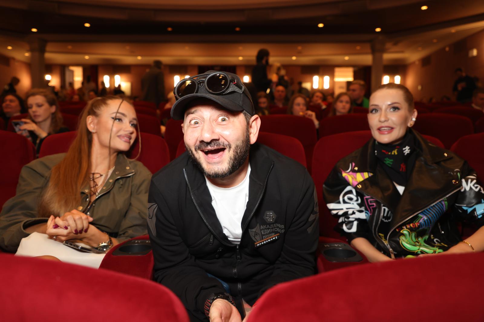 Галустян, Водонаева, Цыпкин, Самбурская и другие звезды посетили премьеру комедии «Приплыли!»