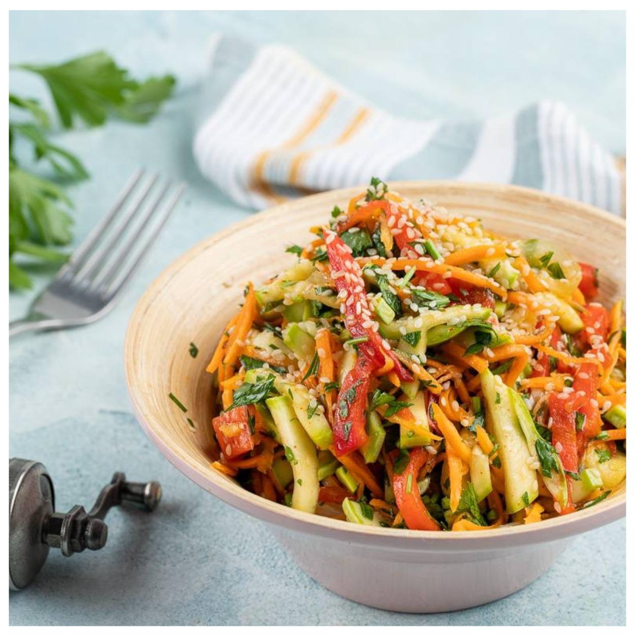 Отличное дополнение к мясу: готовим корейский салат из кабачков и моркови