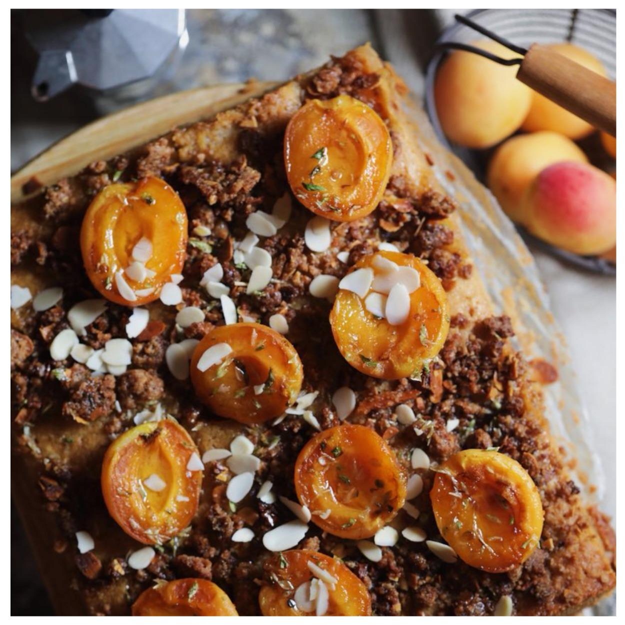 Ароматный пирог с запеченными абрикосами и хрустящей миндальной крошкой: выпечка настоящего лета