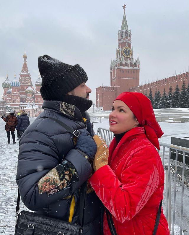В красном на Красной площади: Анна Нетребко прогулялась по центру столицы