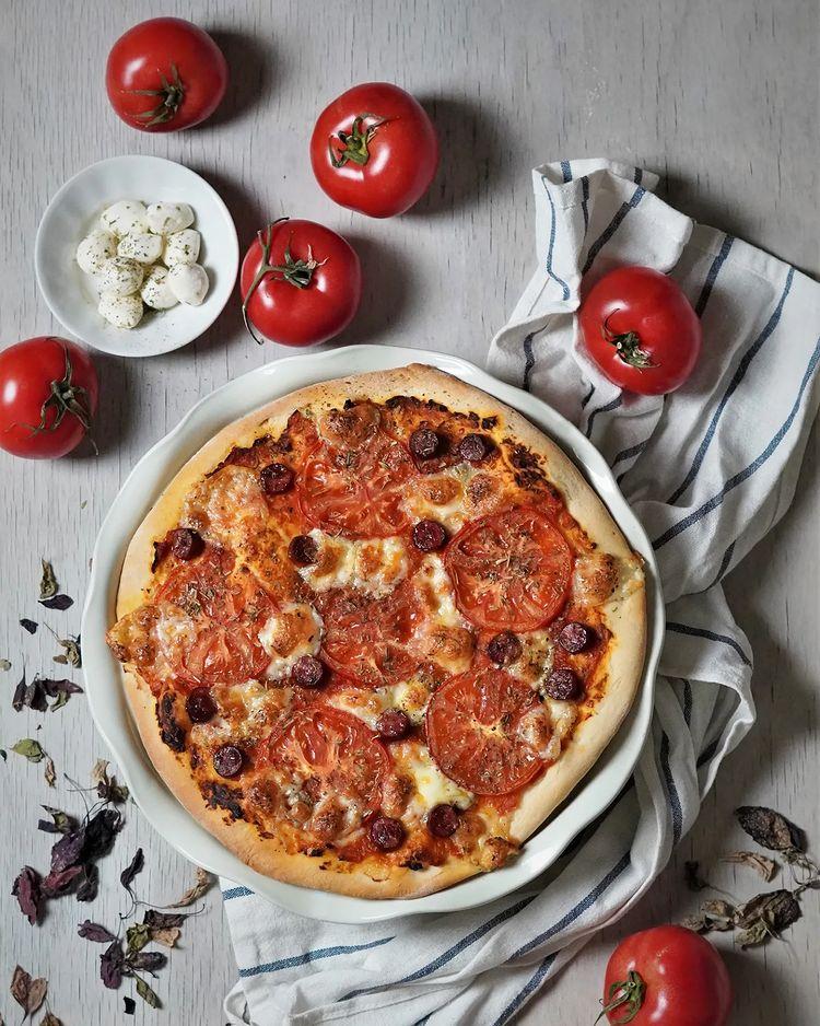 Домашняя пицца с охотничьими колбасками и томатами: пальчики оближешь