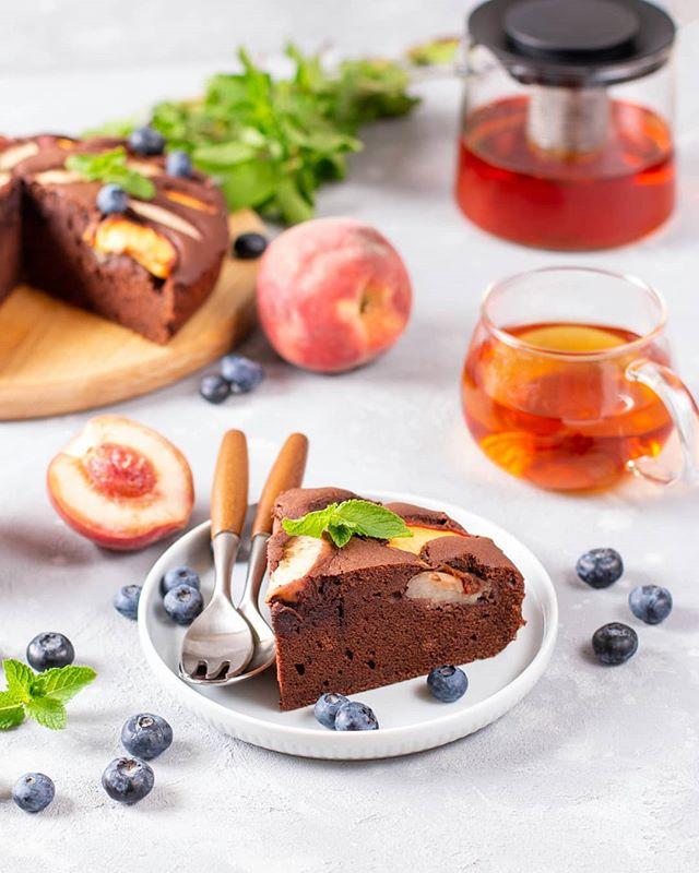 Готовим шоколадный пирог с персиками — вкус уходящего лета