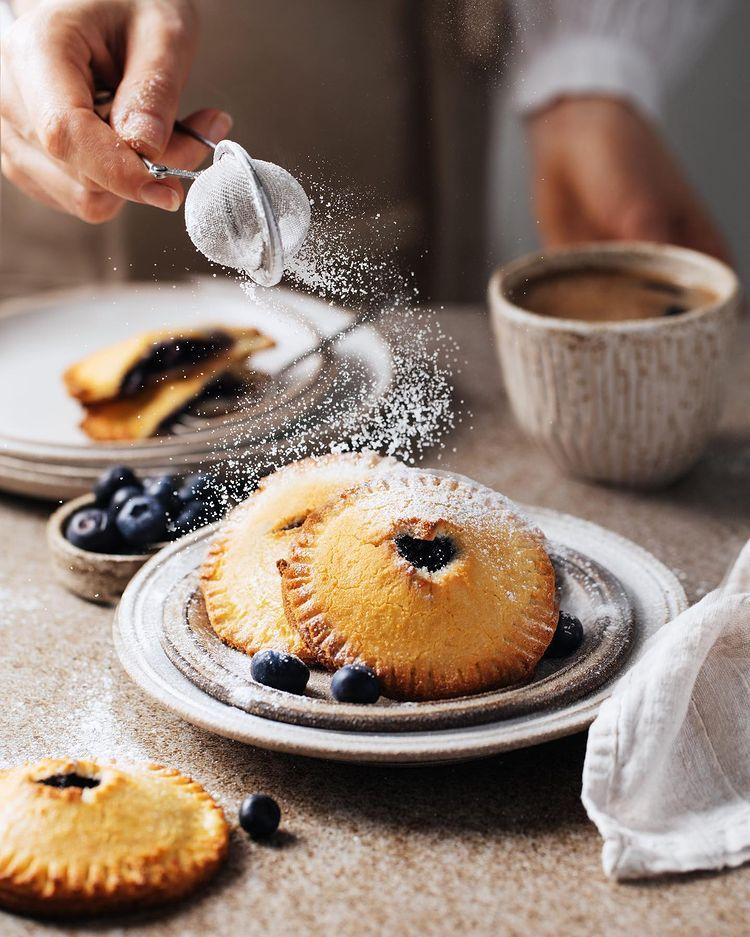Без сахара и глютена: печем мини-пироги с голубикой
