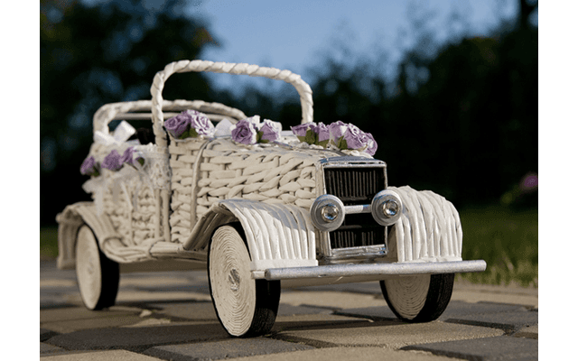 Плетение из газет: свадебный автомобиль