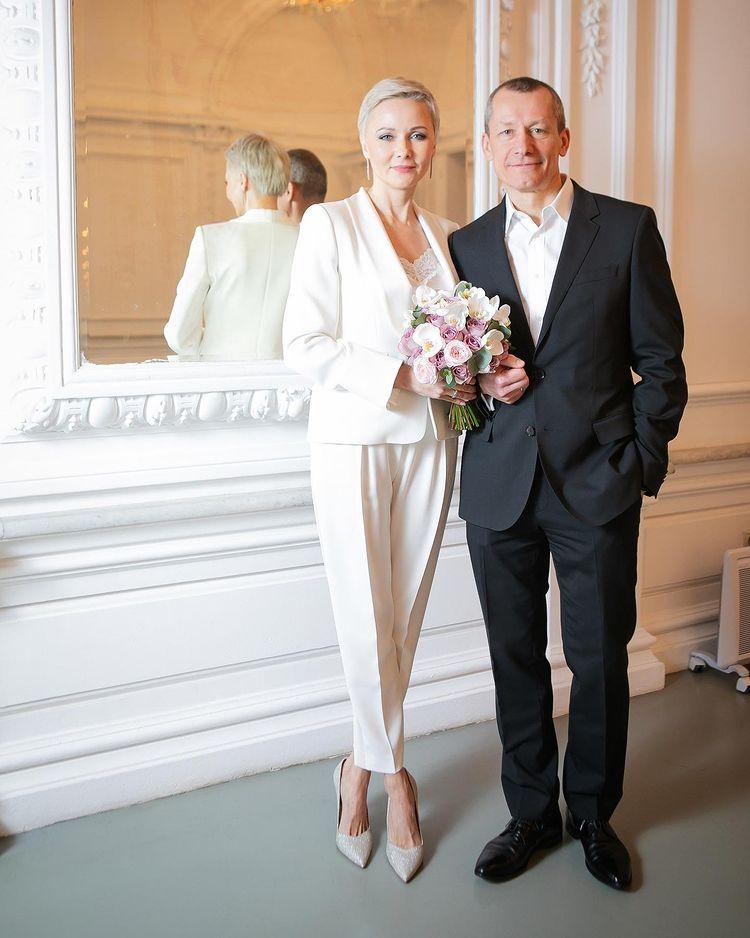 Брючный костюм, серебряные туфли и нежный букет: Дарья Повереннова вышла замуж!