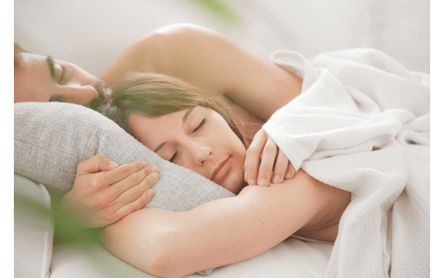 Сон без одежды помогает похудеть и наладить интимную жизнь