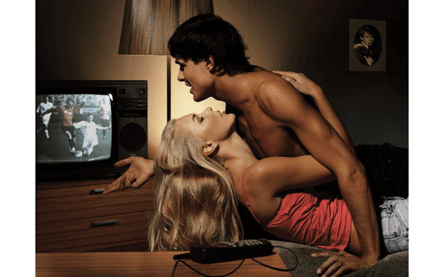 Телевизор в спальне поможет наладить сексуальную жизнь
