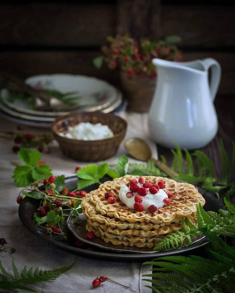 Прекрасный летний завтрак: гречишные вафли с земляникой