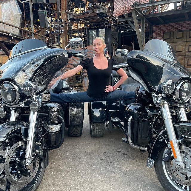 Анастасия Волочкова повторила фирменный шпагат на мотоцикле Харлей-Дэвидсон