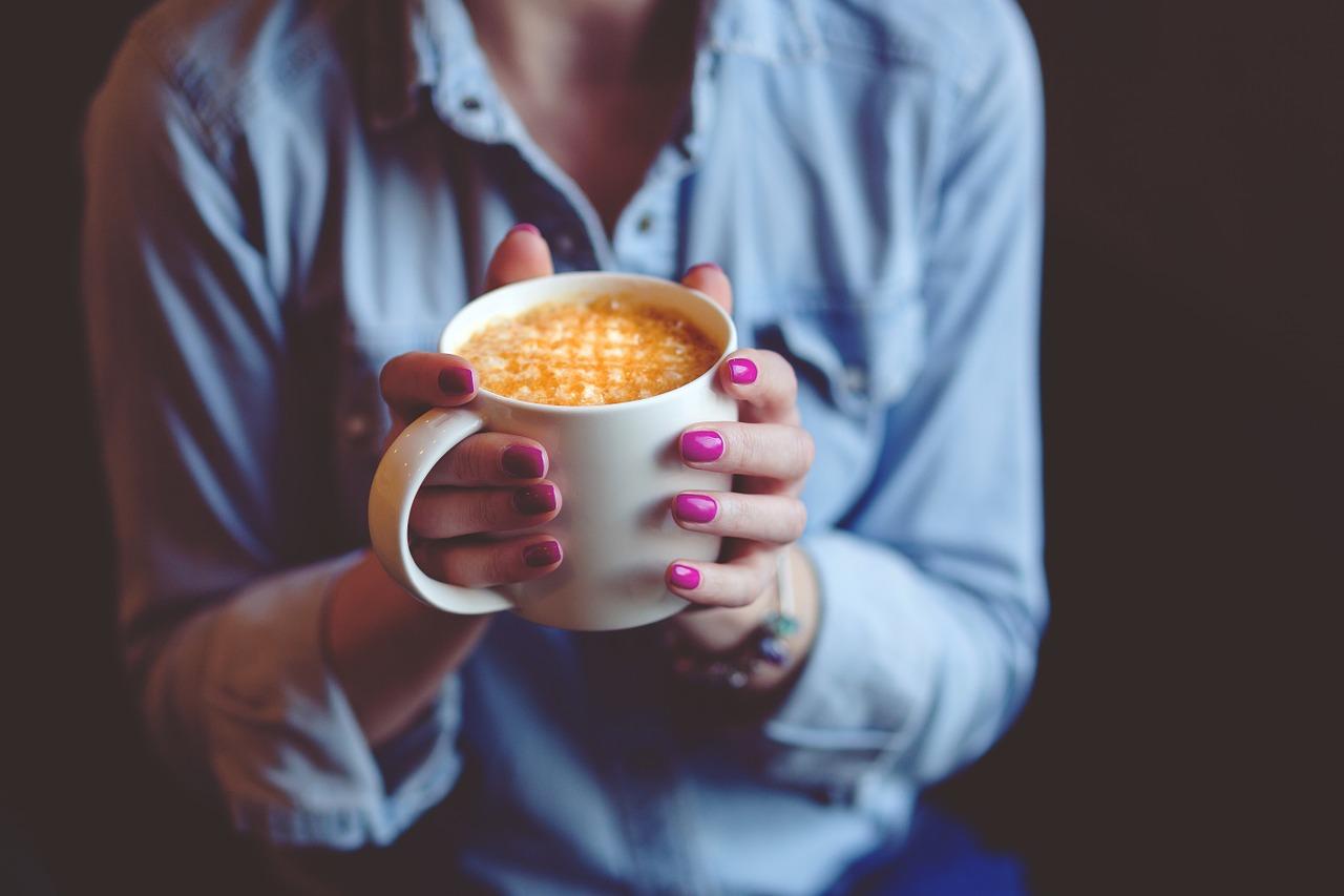 Для большинства взрослых ежедневное употребление до 400 миллиграммов кофеина не имеет побочных эффектов