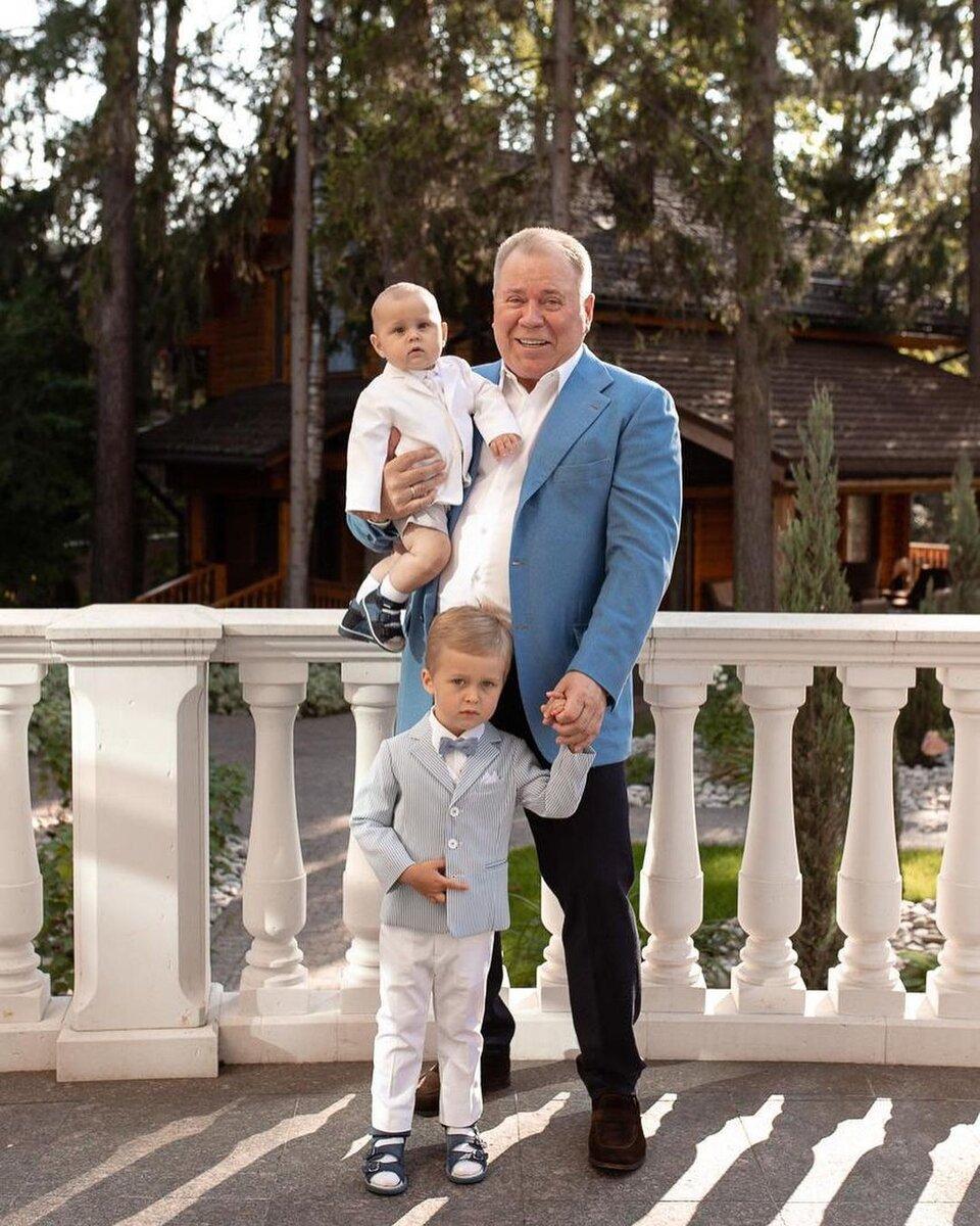 Анатолий Кучерена с детьми