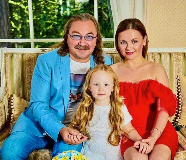 николаев с женой и ребенком фото