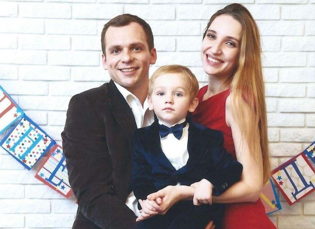 Алексей Янин с женой Дарьей и сыном