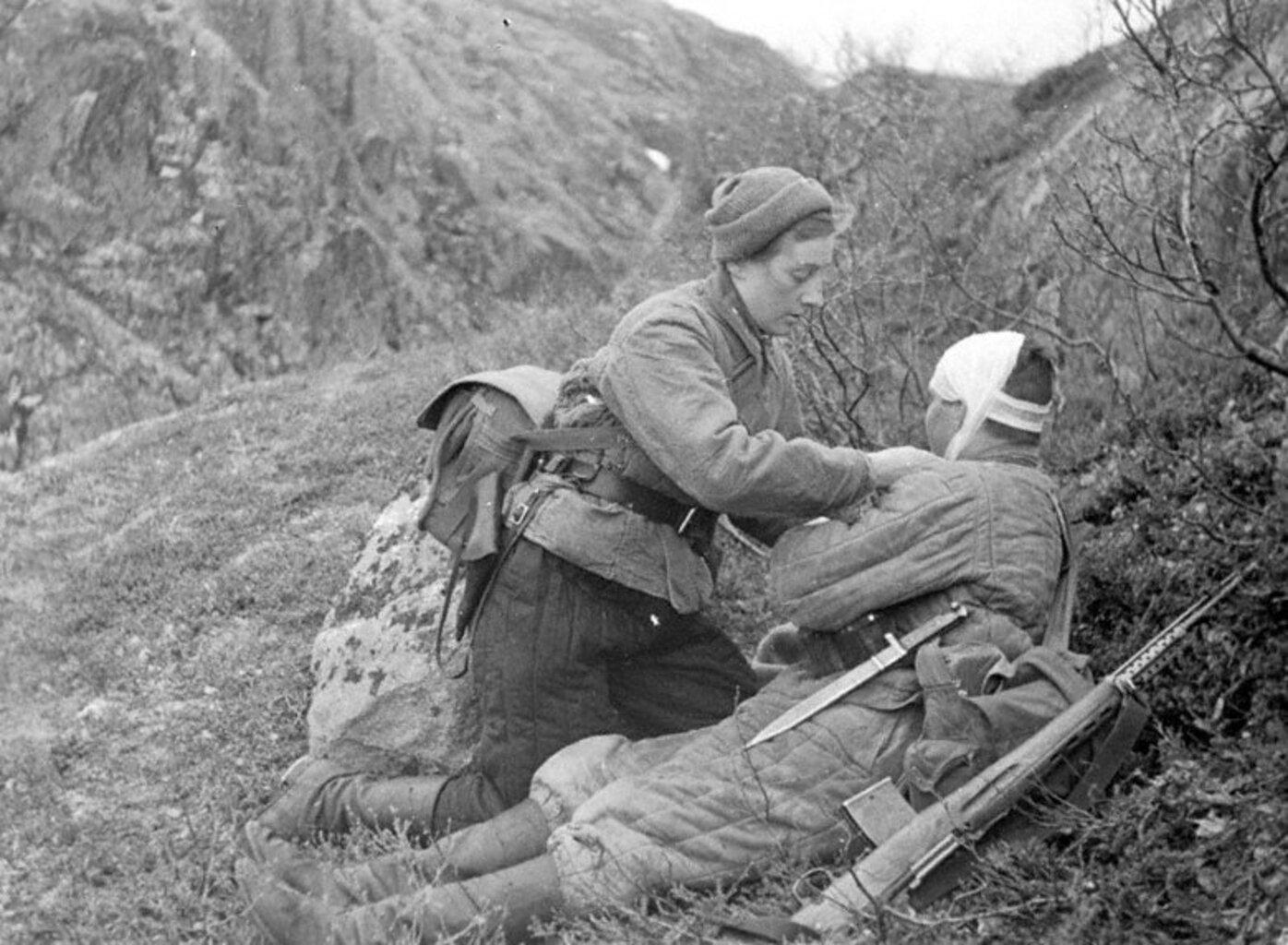 Сандружинница Н. Зорина перевязывает раненого бойца, Северный фронт, 1942 год