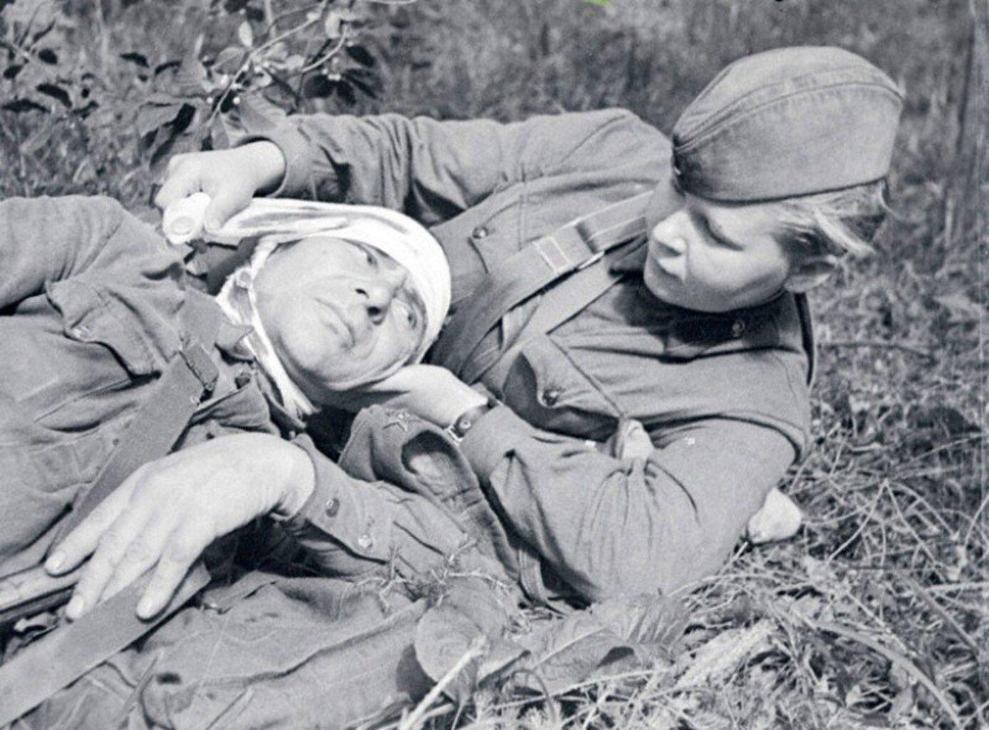 Сандружинница С.Г.Скотинкина перевязывает раненого бойца, Северо-Западный фронт, 1942 год