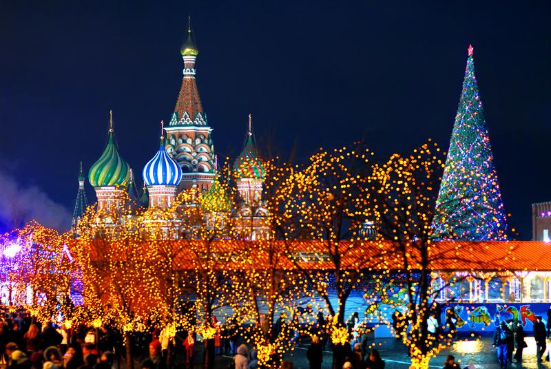 Власти Москвы потратят на новогодние елки более 258 млн рублей