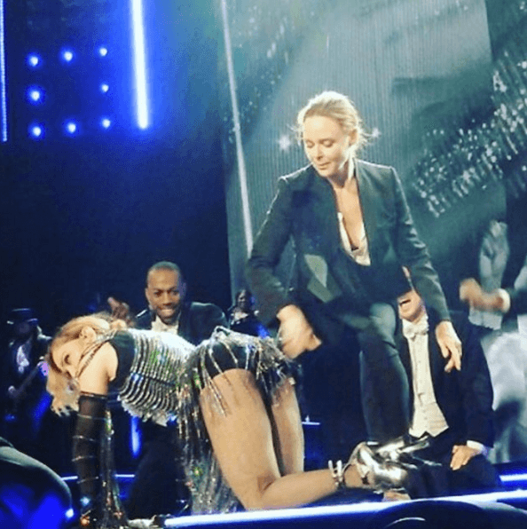 Стелла Маккартни выпорола Мадонну на сцене во время концерта в Лондоне