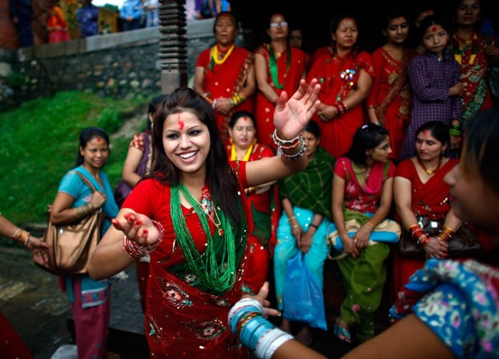 Праздник семейного счастья в Непале: мужчины работают, женщины танцуют 