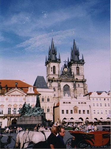 Была в Чехии (и конкретно в Праге) в 2005 году. В центре площади стоит памятник Яну Гусу.
На площади проходят практически все гуляния Праги. Любимое место всех туристов-огромное множество сувенирных лавочек и ресторанчиков по периметру  ухожопчик