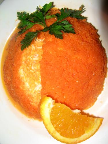"Апельсёныш Новогодний"
Сырые морковку и перец (желательно оранжевый) трем на терке самой мелкой соломкой. Такой же соломкой трем колбасный сыр и чеснок. Пропорции:морковь и перчик-2/3, сыр-1/3 ( но можно пополам), чеснок- по вкусу. Добавляем майонез и все перемешиваем. Выкладываем салат на тарелку, формируем полушар, обмазываем майонезом и посыпаем морковью, но уже натертой не соломкой, а кашицей (на терке такие отверстия с зазубренками по периметру:-)). Украшаем зеленью петрушки и долькой апельсина. Приятного аппетита!:-) Сяпочка