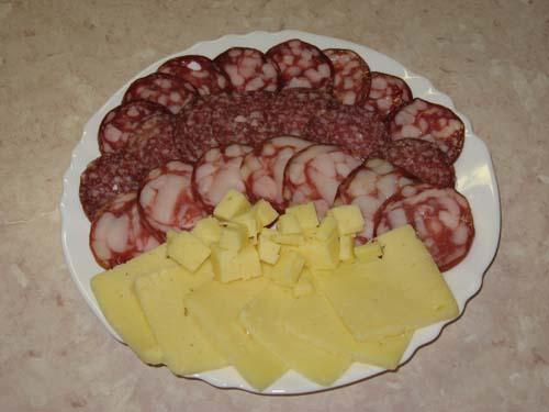 Как красиво разложить нарезку из колбасы и сыра на тарелку фото