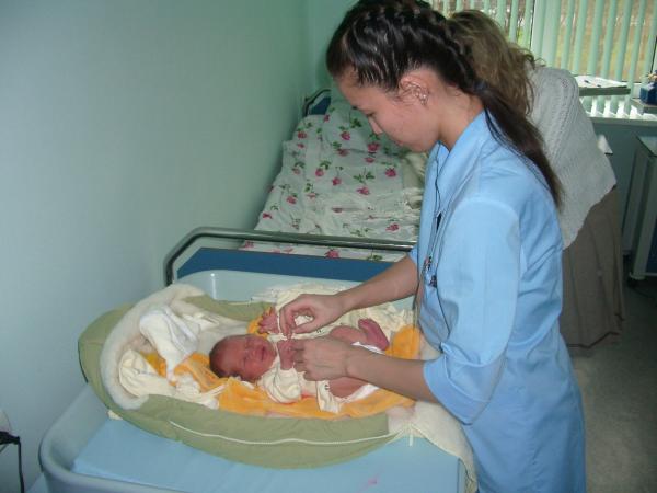 Роддом новорожденный врач. Новорожденные дети в роддоме. Новорожденный ребенок в роддоме. Новорожденный в родильном зале.